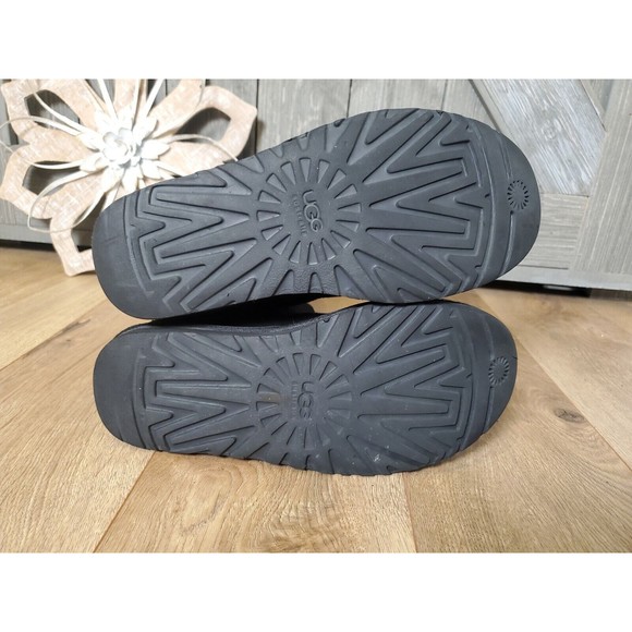 Ugg Australia Women's 5825 Classic Short Sheepskin Boots Black Size 7M - Picture 8 of 9